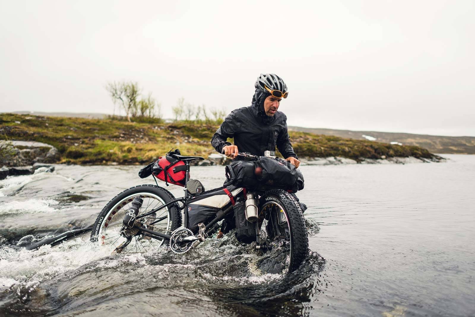 Plask: Elvekryssingerer en obligatorisk del av en stisykkeltur gjennom Skandinavia. Joe Cruz står i mot strømmen. Bikepacking-Storlien–Oslo-4