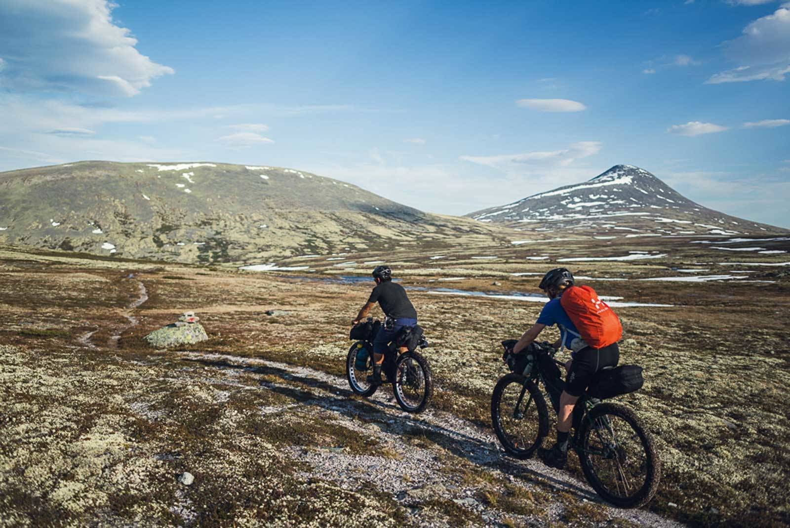 RASTEBUER: Rundt i Jämtlandsfjellene ligger det små rastebuer spredd utover med omtrent et par mils avstand, perfekte til å varme blåfrosne fingre eller ta seg en bit mat. Det var fullt da vi kom forbi, men søppelskuret var ikke så ille, det heller. Bikepacking-Storlien–Oslo-5