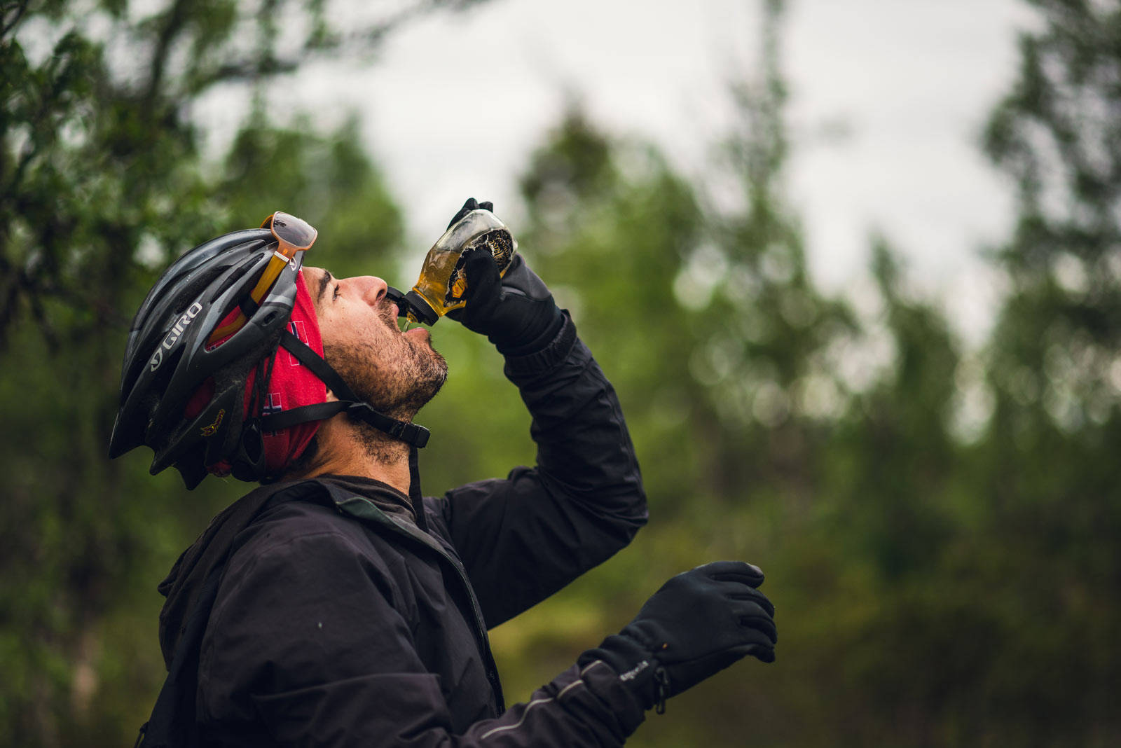 PÅFYLL: Hva skal man med energigel når man har honning på plastflaske? Joe Cruz tar en god støyt under et krevende stiparti. Bikepacking-Storlien–Oslo-6