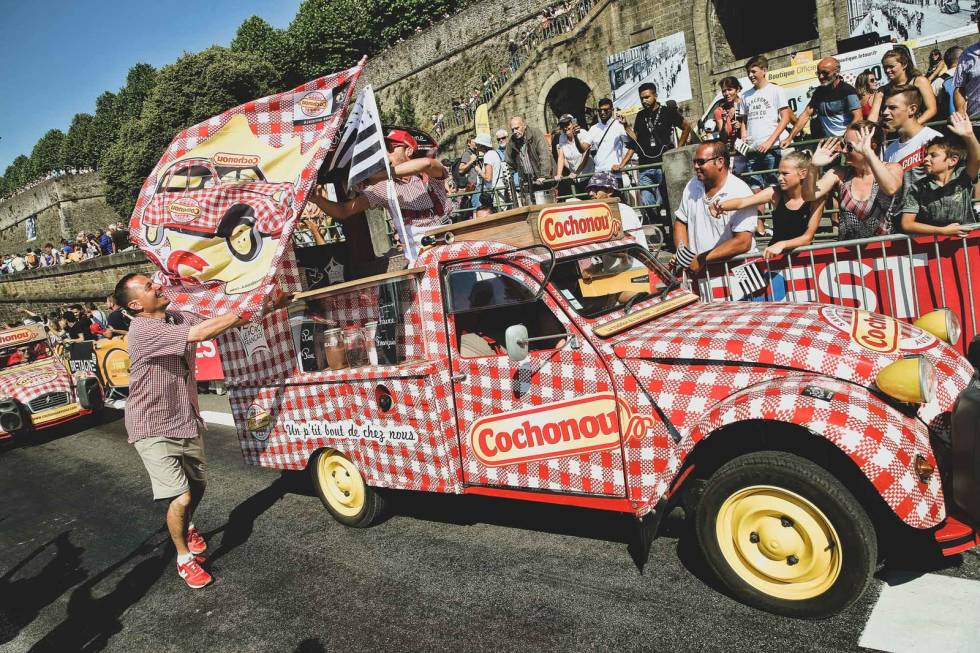 KARAVANEN: I reklamekaravanen, som kjører et par timer foran feltet, er det flere hundre biler. Foto: Cor Vos. biler-tour-de-france-1-2