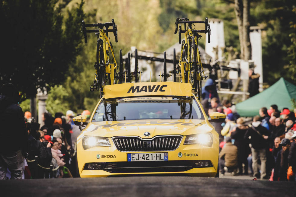 IKONISKE: De gule Mavic-følgebilen er synonymt med Tour de France. Foto: Cor Vos biler-tour-de-france-1