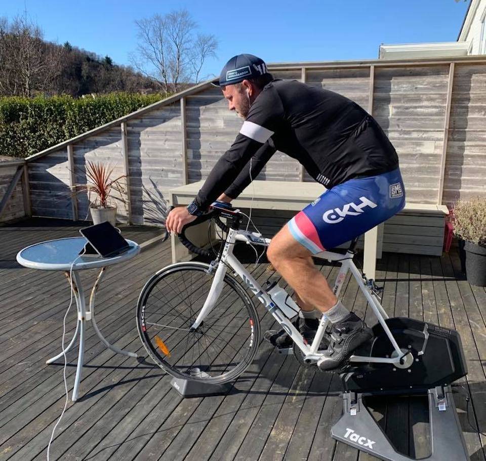 UTENDØRS: Med helgas flotte vårvær la Bill Clinton zwiftøkta til verandaen. Til vanlig må han zwifte i garasjen. Foto: Heidi Digernes Clinton Bill Clinton zwifter ute