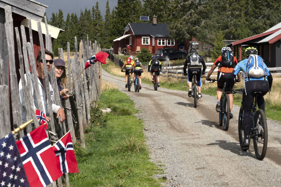 STEMNING: Atmosfæren og engasjementet er noe av det som har gjort Birken til Norges største sykkelritt. Foto: Birken AS Birken birkebeinerrittet