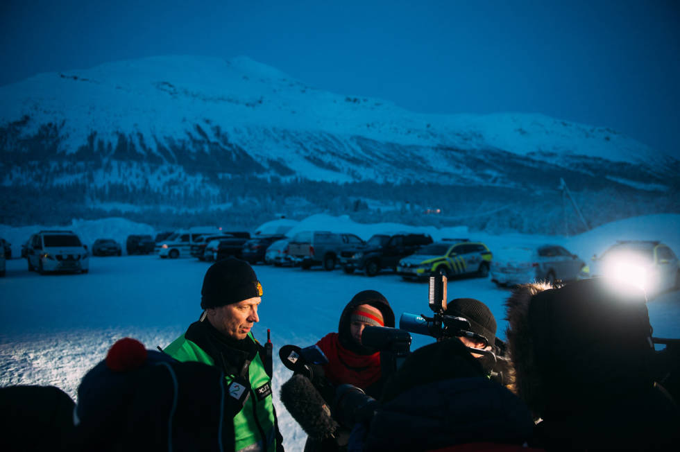 MEDIETRYKK: Både norske, finske og svenske medier dekket søkeaksjonen nøye. På bildet gir innsatsleder Roald Berntsenen en pressebrief kvelden før de frivillige kan flys inn. Blåbærfjellet-7