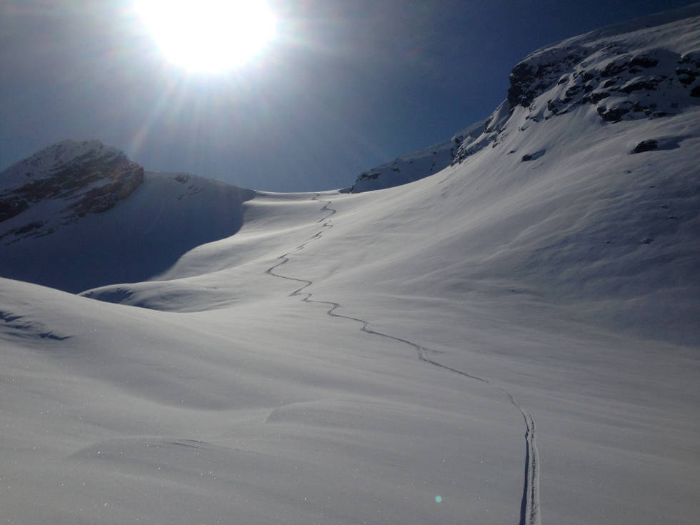 Turen ned Morgådalen kan være et lite eventyr. Fjellsidene rundt er bratte og det bør være stabile snøforhold. Foto: Halvor Hagen Blåfjellet-Toppturer-i-Romsdalen-4