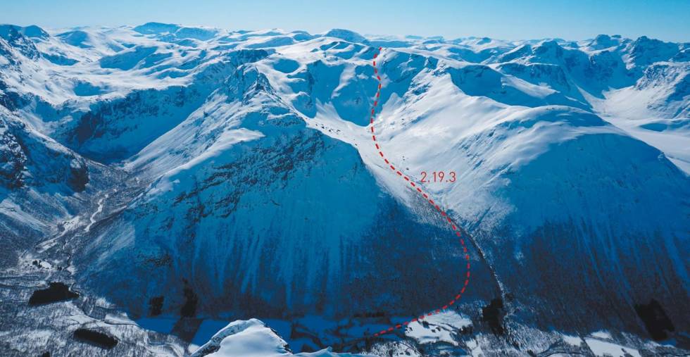 Morgådalen midt i bildet. Søredalen og Loftdalen til venstre (hvor ruta fra sørsiden på Gjuratinden kommer ned) Blåfjellet-Toppturer-i-Romsdalen-med-rute-3