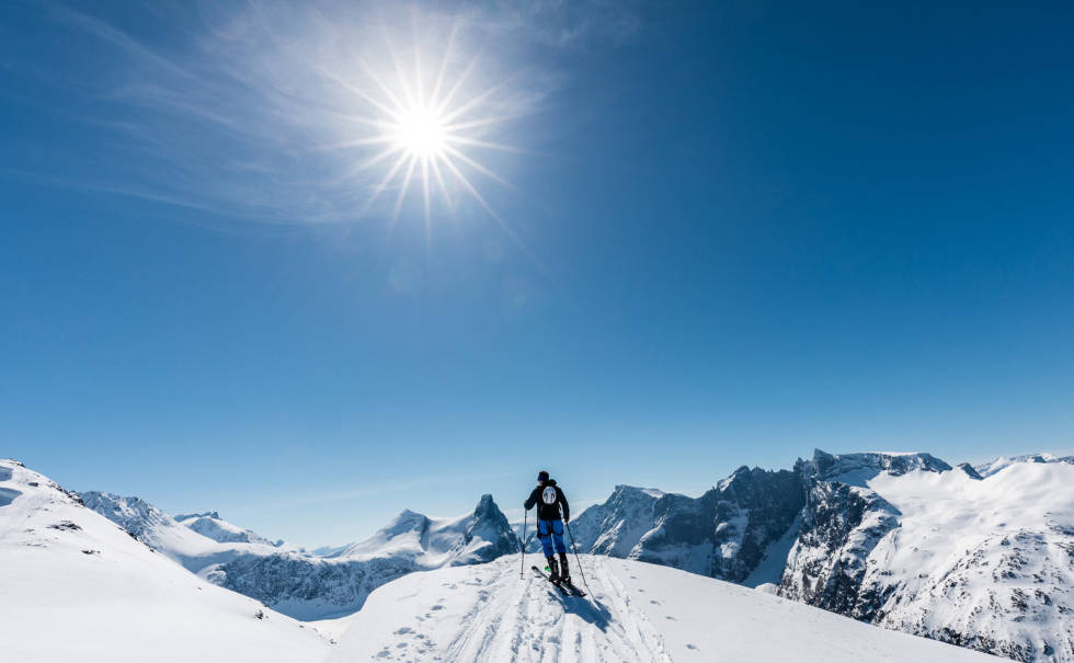 Moderat tur i ville omgivleser. Her på vei opp ryggen mot toppen med Trollveggen og Romsdalshorn midt imot. Foto: Einar Engdal Blånebba-Toppturer-i-Romsdalen-3