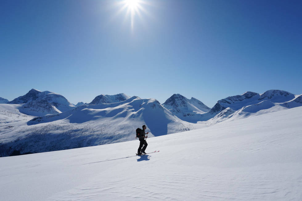 Blåtindane og Øspetinden midt i bildet. Blåtindane-Toppturer-i-Romsdalen-2