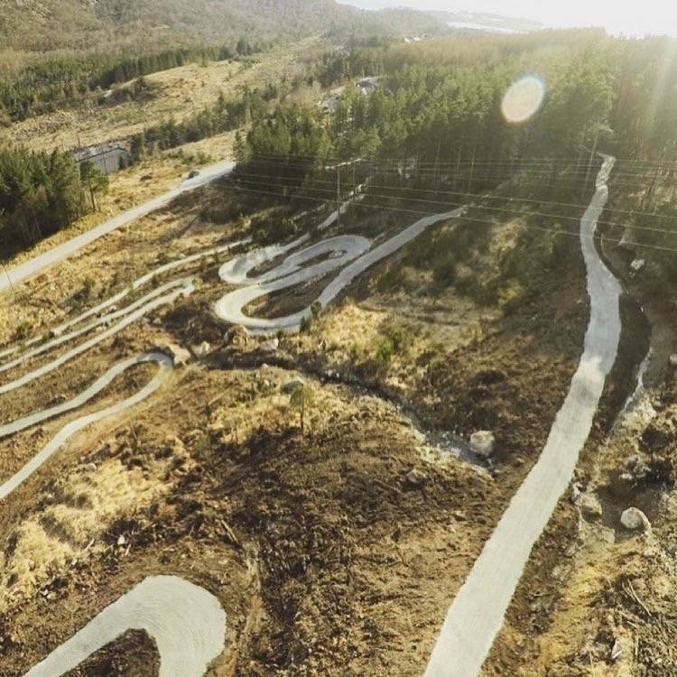 UTNYTTER TERRENGET: Den blågraderte stisykkelløypa i Dalen stisenter har utnyttet hver kvadratmeter av det tilgjengelige arealet. Snart kommer det flere stier i anlegget. Foto: Alexey Deryabin Blågradert stisykkelløype i Dalen Stisenter