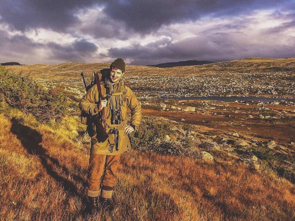 Om du tar jegerprøven venter mange flotte naturopplevelser som denne deg. Her er undertegnede foreviget som pur ung jegerspire med fersk jegerlapp. Foto: Privat Reinsjakt fersk jeger, bli jeger