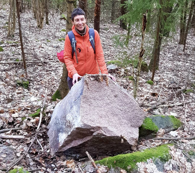 BLOKKEN NEDE: Helle Serine Klevi med en bit (!) av den store blokka som nå er nede fra Hovedfeltet på Hyggen. Foto: Jan Petter Brenfelt Blokken nede 2