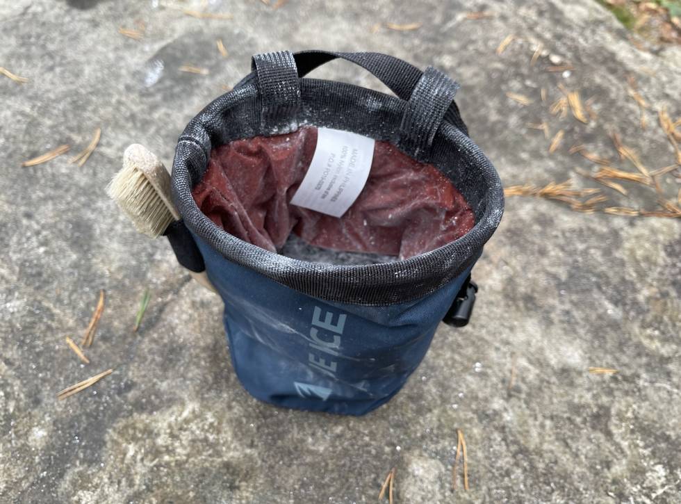 Åpning: Blue Ice Saver Chalk Bag har et relativt smalt design som allikevel funker. Tettingen er meget bra. test av Blue ice Saver Chalk Bag