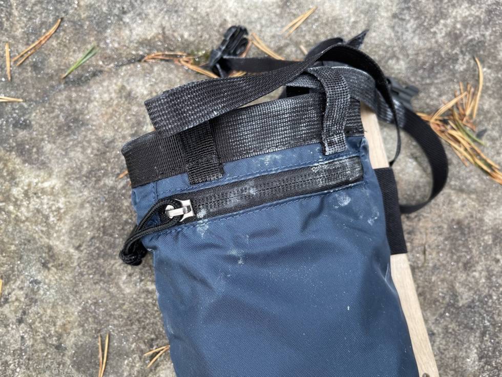Lomme: Blue ice Saver Chalk Bag har et smalt design, som er vel og bra, men da blir det vanskelig å nå helt ned i lomma. Test av Blue ice Saver Chalk Bag