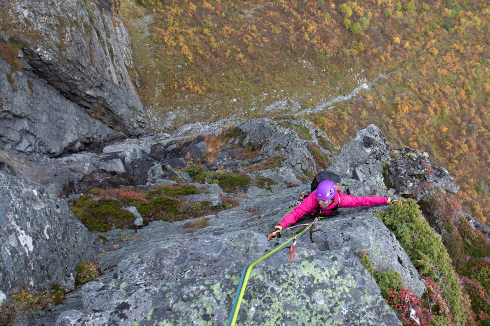 ACTION: Siv-Elin Skogen på ruta vestre Gjelkant i Innerdalen med Blue Ice-sekken på ryggen. Foto: Tore Meirik test fjellklatresekk Blue Ice