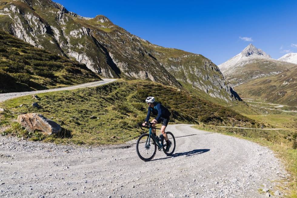 PÅ GRUS: Med 32 mm dekk kan du godt sykle grus, men grepet er begrenset. Foto: Jeremie Reuiller BMC RoadMachine X