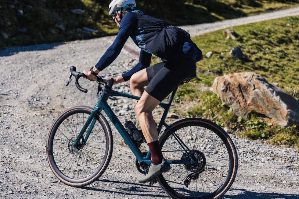 SITTENDE: Når grusen er grov og løs gjelder det å bli sittende for å få feste. Foto: Jeremie Reuiller BMC RoadMachine X