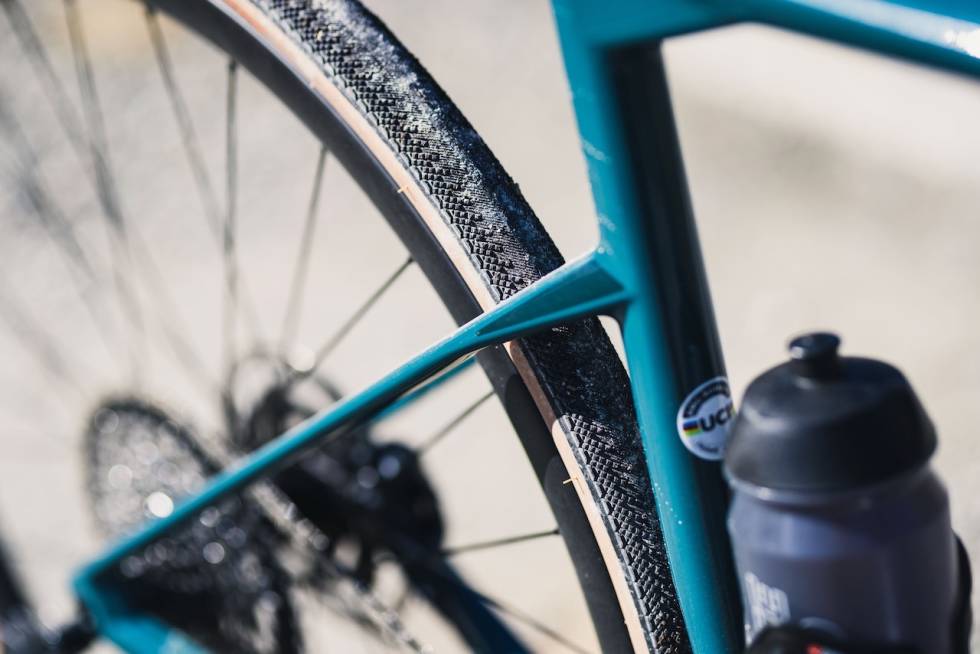 GOD KOMFORT: De lave setestagene gir god demping bak. Foto: Jeremie Reuiller BMC RoadMachine X