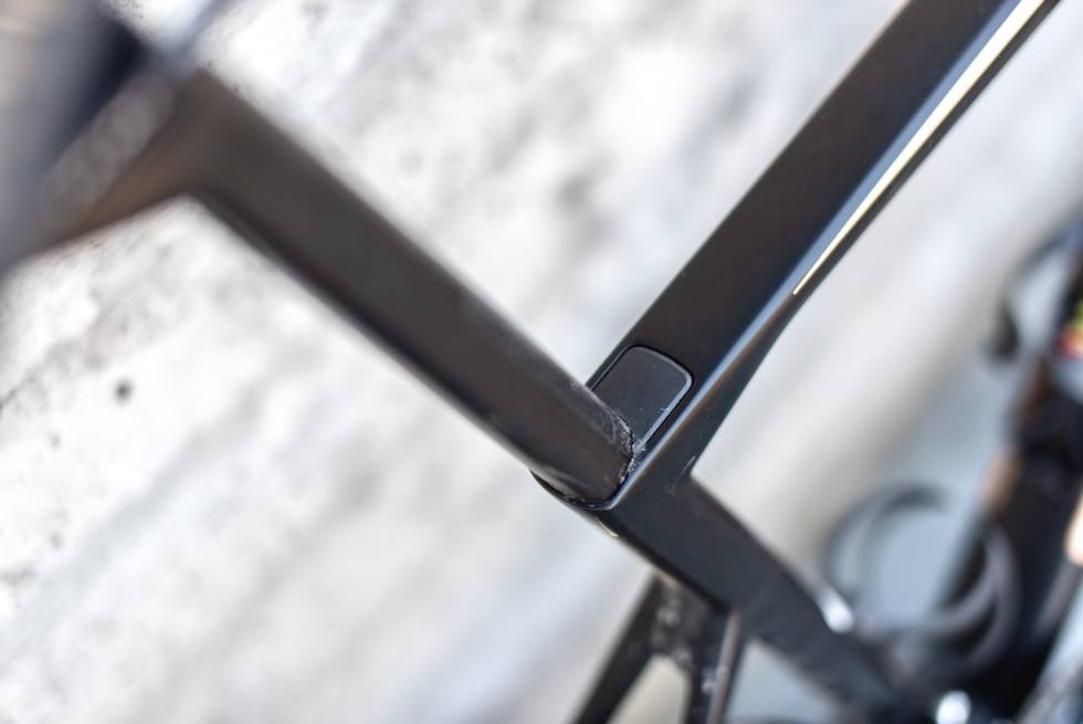 FLØSH1: Setepinneklemmen er gjemt under lokket på overrøret. BMC Teammachine One Three