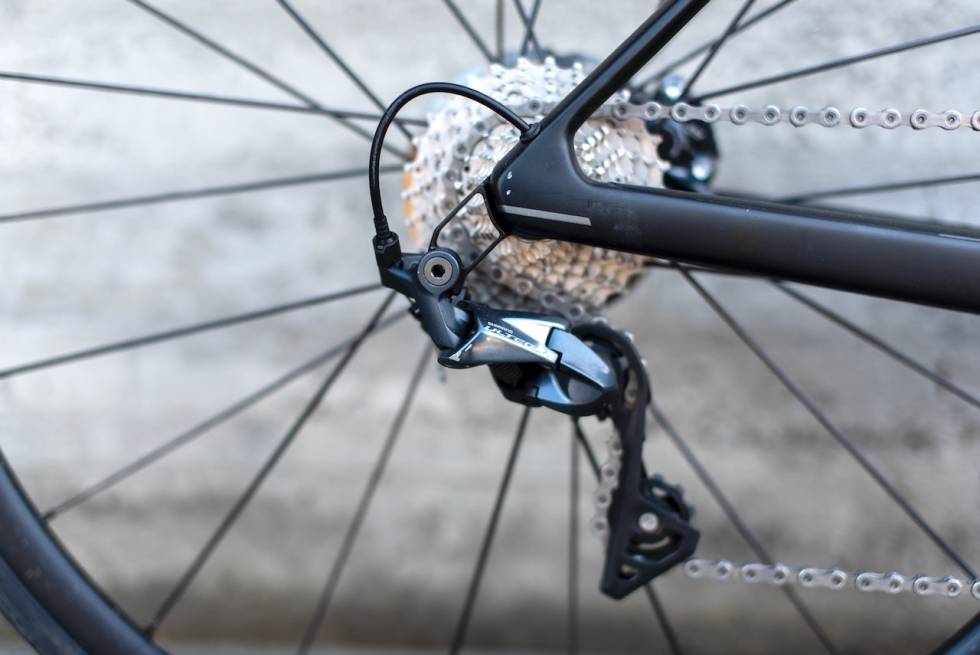 FLØSH2: Hjulakslingen gjenges rett inn i kjedestaget på høyre side, uten å stikke ut gjennom rammen. BMC Teammachine One Three