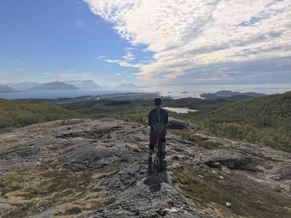 LANGE PAUSER: Her kan du stå en stund, så ha med niste! Foto: Tonje Sameien Stisykling med utsikt i Bodø, nord norge
