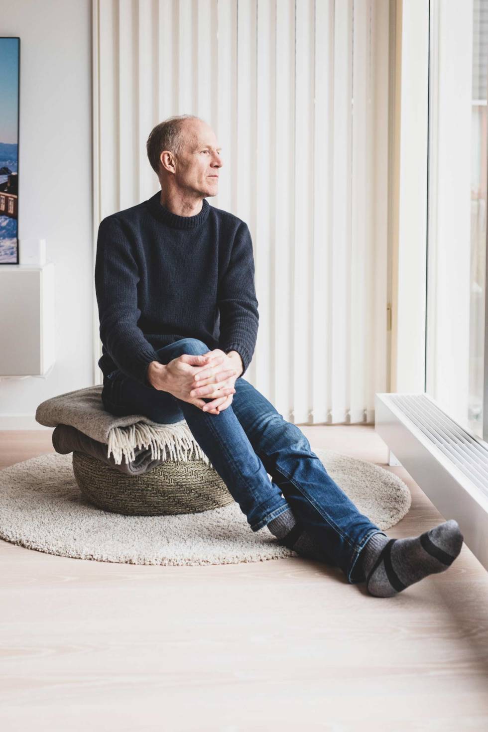 VEL HJEMME: Fra stuevinduet på Fornebu kan Børge se rett ut på fuglereservatet Hundsund. – Jeg elsker lyden av måker, forteller han. Nå spotter han jammen et rådyr også der ute. Foto: Line Hårklau Børge-Ousland-1