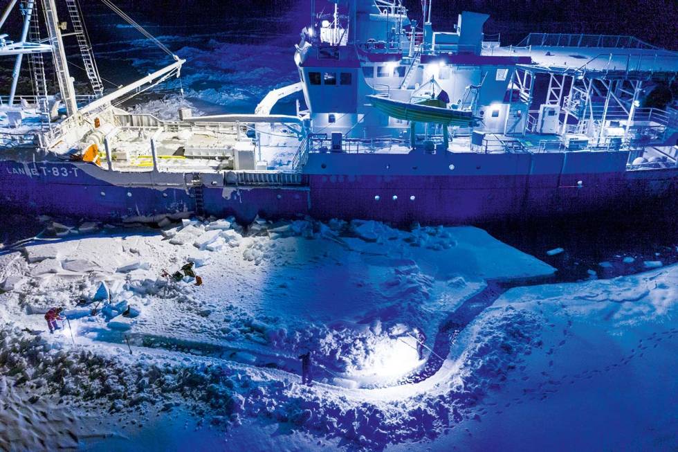 LANCE: Det er ikke første gang at båten fryser fast i isen i forbindelse med en polarferd. Arbeidet pågår med å få det til å løsne. Begge foto: Jørgen Braastad Børge-Ousland-8