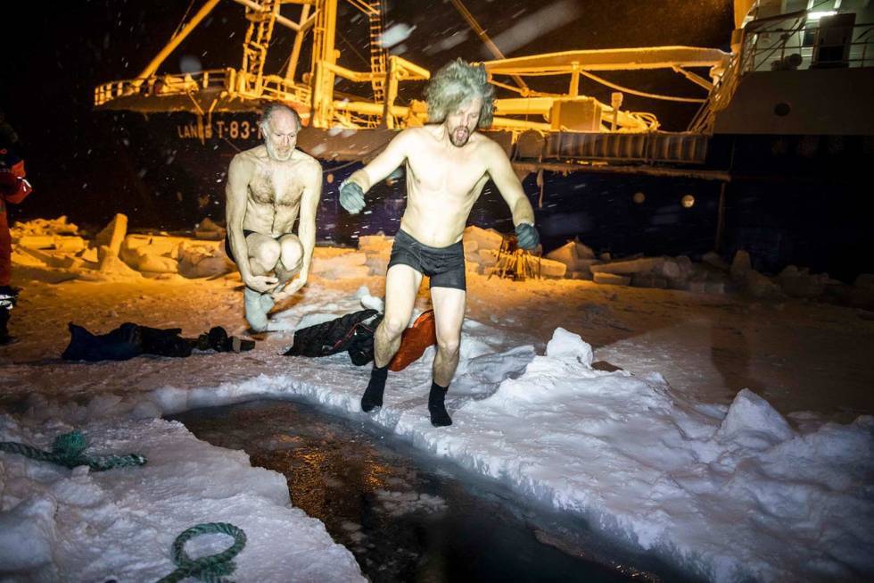 HOPP I HAVET: Ingen trenger å dytte Børge og Aleksander uti. Her skjer julaften-badet. Børge-Ousland-9