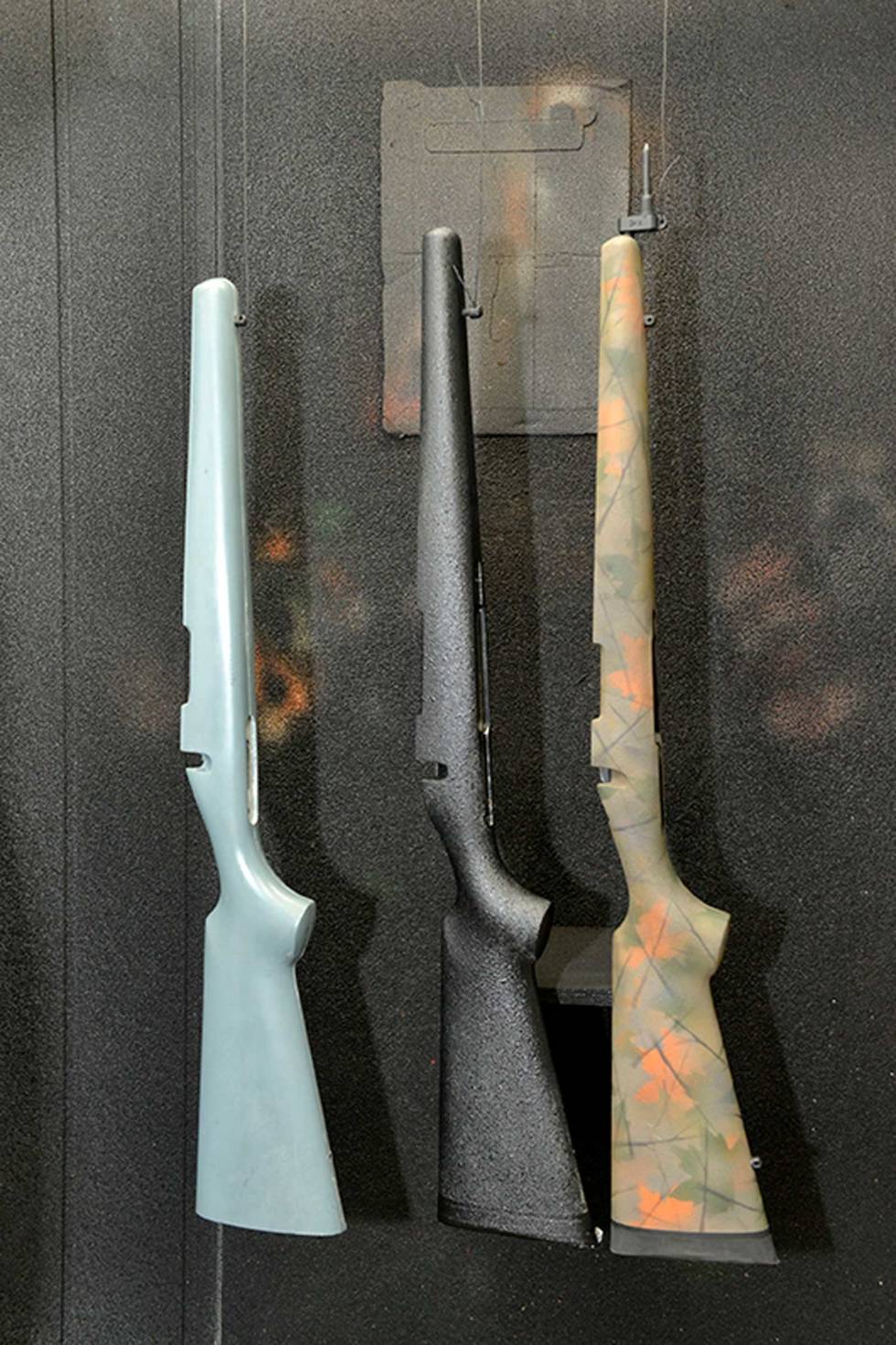 STEG 1, 2 og 3: Halvfabrikat fra Legendary Arms til venstre, skjefte sprøytet med gripcoat i midten og ferdig skjefte til høyre. Børsebygging-Børsemaker-4