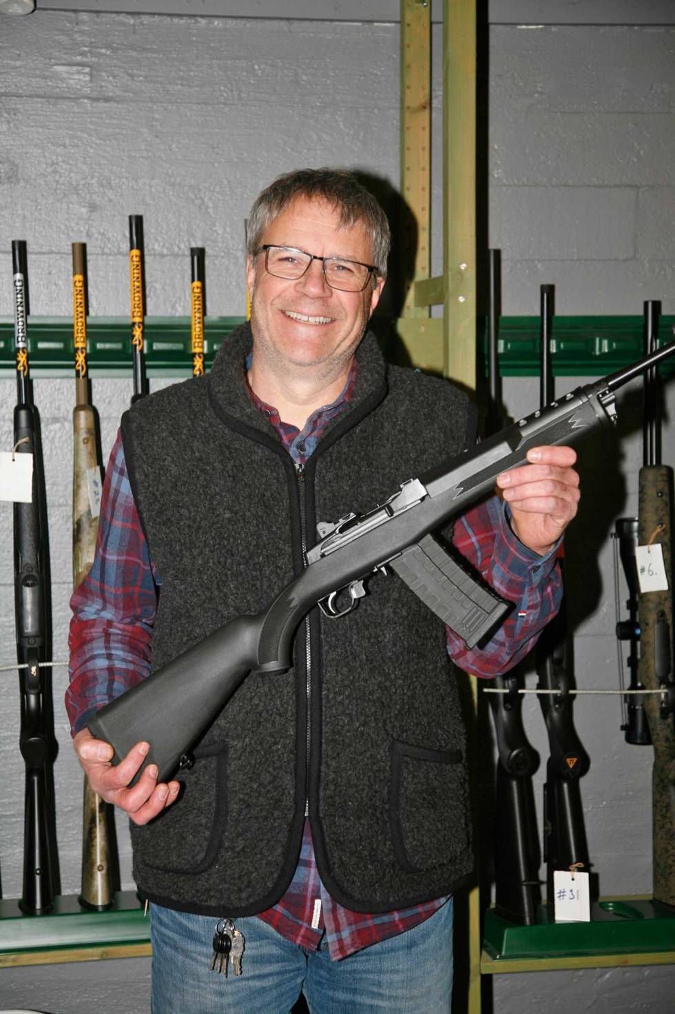 Viktig eiendomsrett: - Jeg kan alltids klare meg uten min Ruger Mini 14. Det er ikke det som er problemet. Men her tukler myndighetene med norske borgeres eiendomsrett! Det er forkastelig, mener våpenhandler Tor Arne Berenger i Hønefoss. Børsemaker-Våpenlov-3