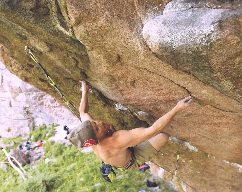 I bratta: Jens Larsen klatrer Yatzy (8+) i Granitgrottan i Bohuslän Foto: Dag Hagen Jens Larsen klatrer Yatzy (8+) i Granitgrottan i Bohuslän Foto: Dag Hagen