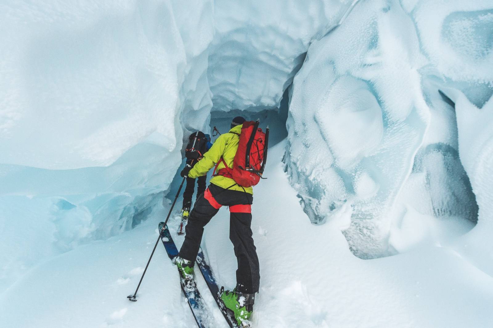 Skibakken fra helvete. ‑ Et brefall er i utgangspunktet ikke den beste skibakken. Av mange grunner. Isbreer ligger som regel der det er mye dårlig vær og høyt, livnærer seg på snø og har mye vind. Men det er feil å si det er bare dårlig. Det kan være små lommer med god snø, sier Sigurd Felde. Bøyabreen