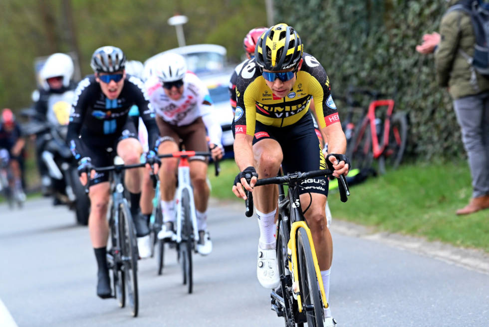 OFFENSIV: Selv om han hadde sittet i bruddet hele dagen, nølte ikke Andreas Leknessund med å jobbe eller tette luker. Her går han etter Wout van Aert. Foto: Cor Vos brabantse pijl andreas leknessund wout van aert 2021