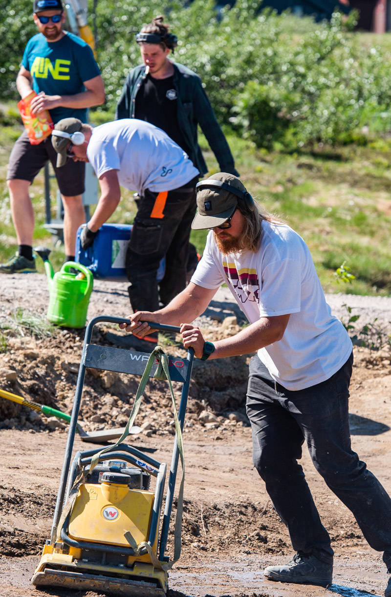 Brage Vestavik i arbeid sammen med crewet på Fageråsen. Foto: Trysil Bike Park Fageråsen utbygging
