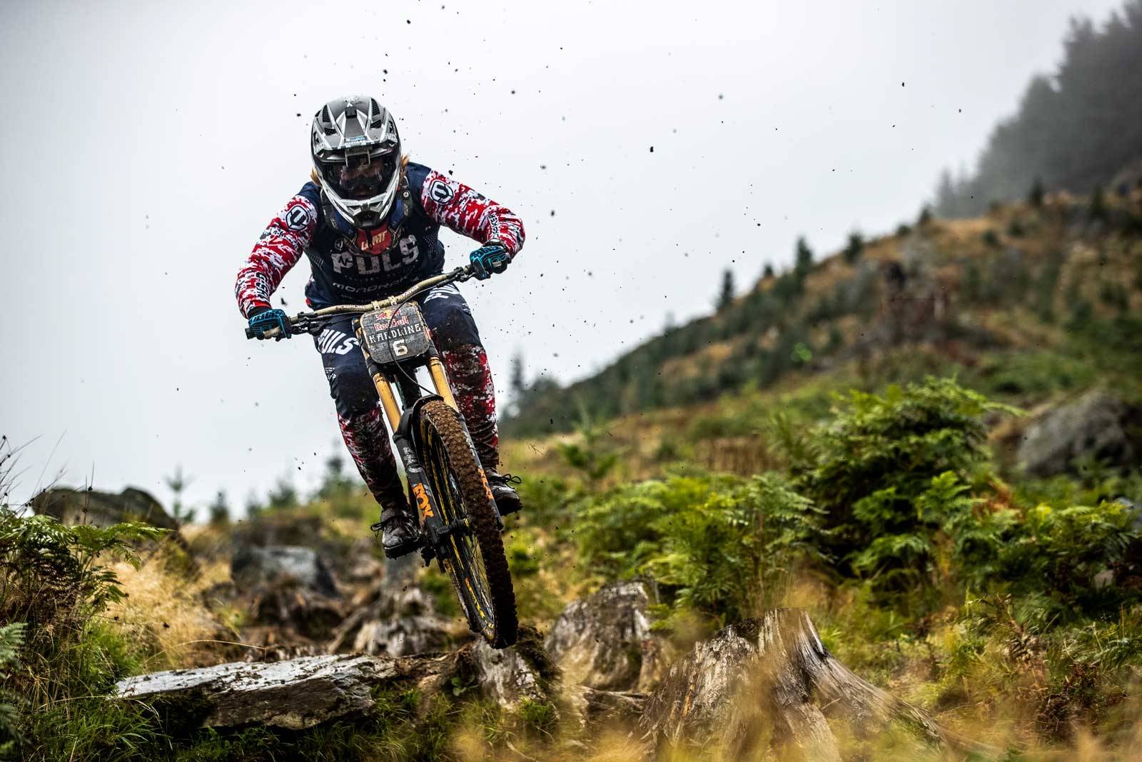 Hardt ritt: RedBull Hardline er en utforkonkurranse hvor hoppene og linjene er brutale. Legg til litt gjørme, så har du et ritt skapt for Brage Vestavik. Foto: RedBull Media House. Brage-Vestavik-6