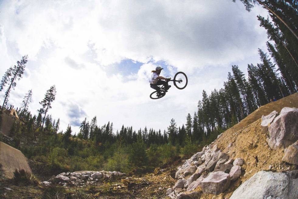 HØYT: Brage Vestavik var selvfølgelig først ute med å teste den nye løypa. Dette svevet satte tonen for resten av dagen. brage-vestavik-sti-trysil-bike-arena-0004