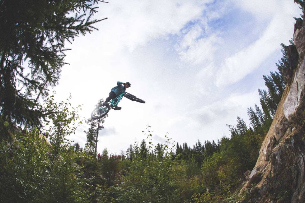 OVER BEKKEN: For å klare et av de første hoppene, må du et ganske bra stykke over en bekk. Klarer du ikke det, er bekken det minste problemet ditt. brage-vestavik-sti-trysil-bike-arena-0006