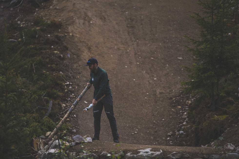 ÅPNING: Olve Norderhaug som leder arbeidet med stibygging i Trysil Bike Arena, fjerner sperringene på den nye stien. brage vestavik trysil