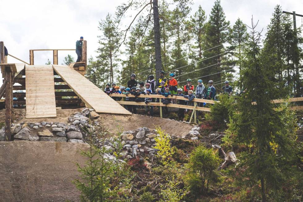 PUBLIKUM: Selv om det ikke var noe arrangement, ble det selvfølgelig oppstuss når syklistene så hva som foregikk i Trysil Bike Arena. brage vestavik trysil
