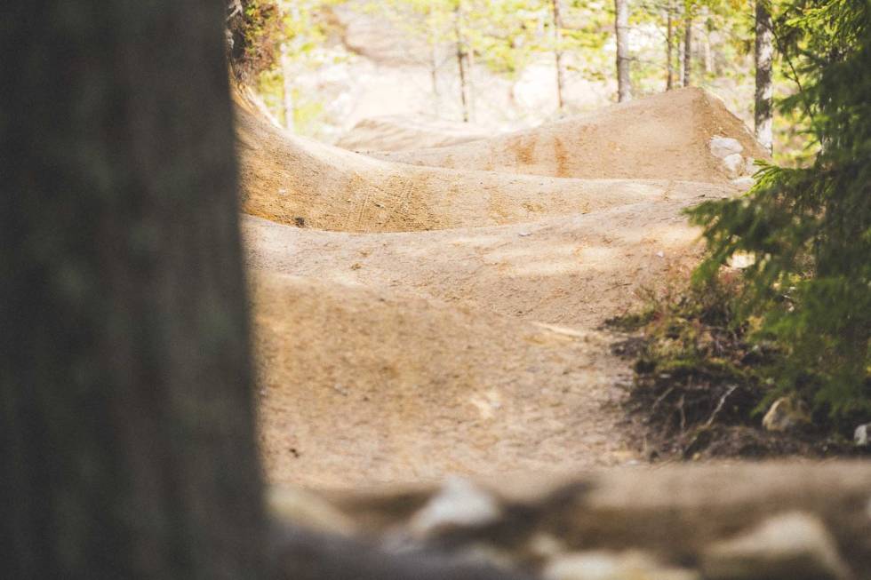 HVA OM MAN KUNNE FLY? Det skader aldri å være komfortabel med å ha litt luft under hjulene. Det kan man fint øve på på steder hvor det er tilrettelagt litt. Foto: Kristoffer H. Kippernes stisykling hopp