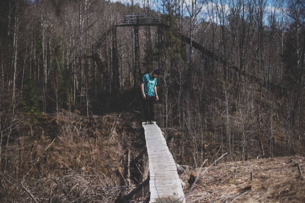 UT HER: Merkelig nok føler Brage seg langt mer komfortabel på vei ut denne plankebroa på sykkel, enn til fots. brage vestavik x games mysen