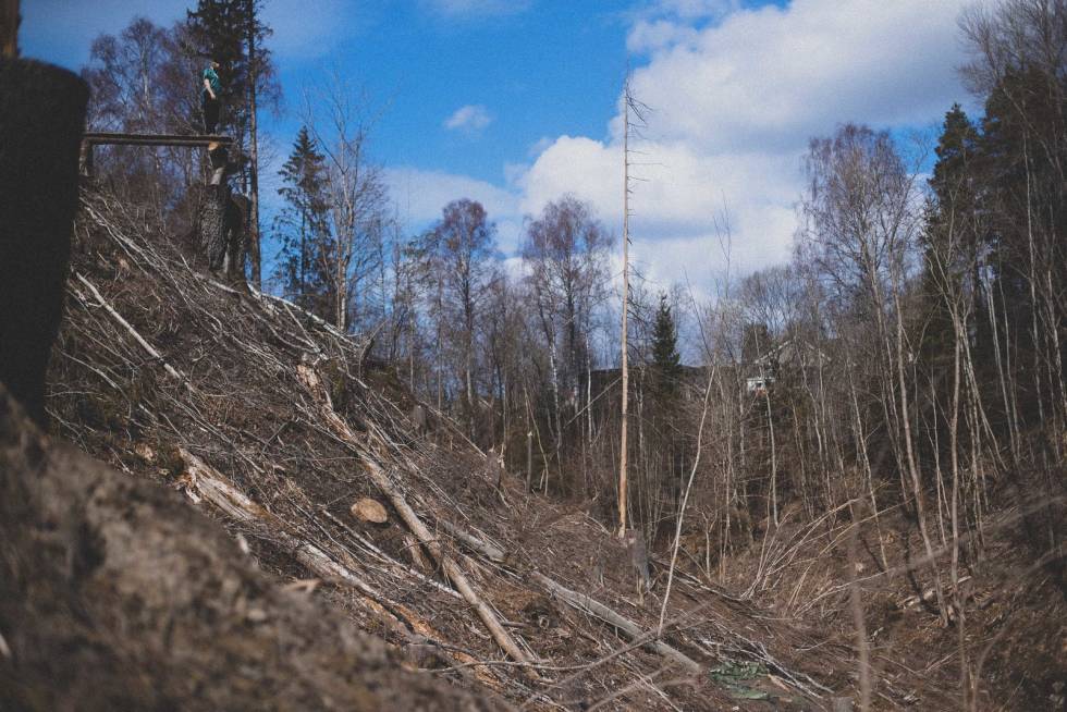 LANGT DER NEDE: Ser du den grønne presenningen nederst i høyre bildekant? Det er landingen. brage vestavik x games real series bilder terrengsykkel