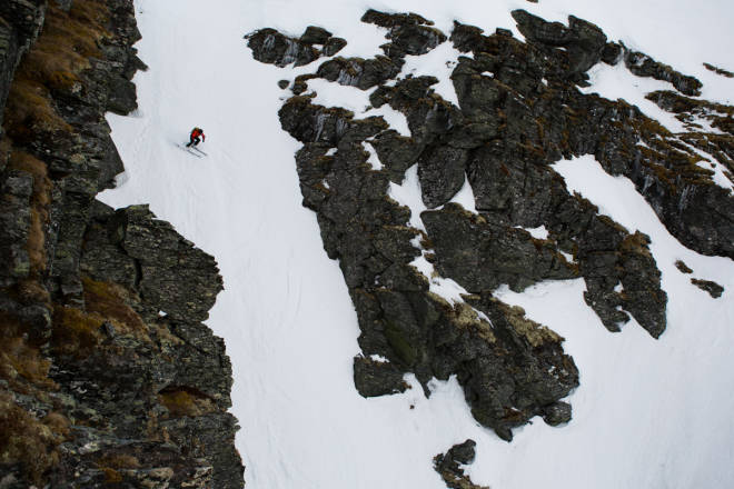 STEGJERNSTERRENG: Skal du kjøre ned slike renner må du også kunne ta deg opp de. Da er stegjern kjekt. Foto: Tore Meirik bratt topptur