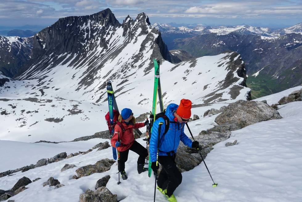 Høyt over Romsdalen. Det er vanlig å sette skiene på sekken i de brattest partiene langs vestryggen. Foto: Halvor Hagen Breitinden-Toppturer-i-Romsdalen-4