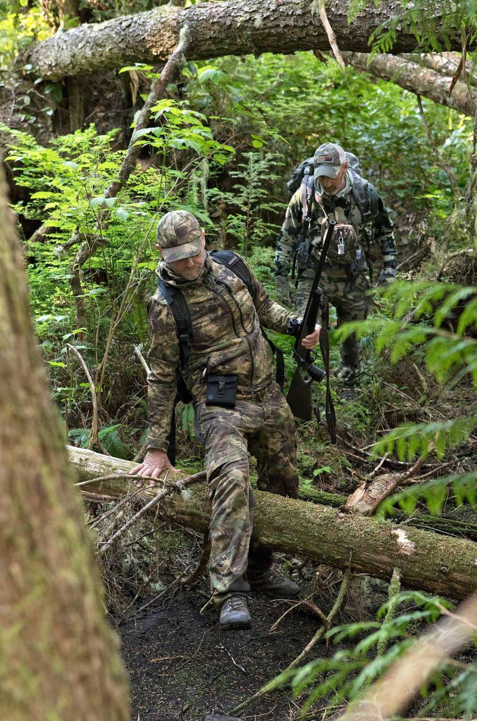 Lettelse: Gleden var stor da Jens fant bjørnen død, etter å ha spora den omtrent med livet som innsats gjennom bushen. British-Columbia-Bush-bjørnejakt-10