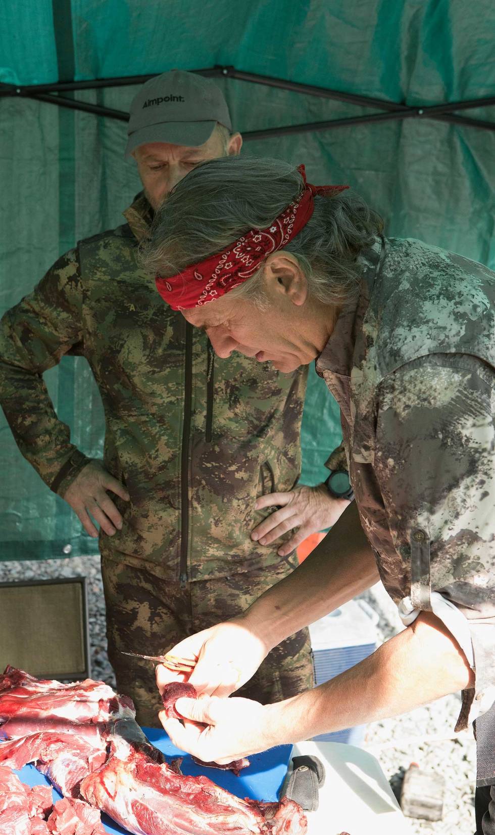 Eventyr: Alt kjøtt fra de felte bjørnene brukes i det canadiske kjøkken på øya. Her er den verdenskjente jegeren og eventyreren Jim Shockey i gang med å finpartere kjøttet. Jim er outfitter og eier jaktkonsesjonen der bjørnen ble felt. British-Columbia-Bush-bjørnejakt-11