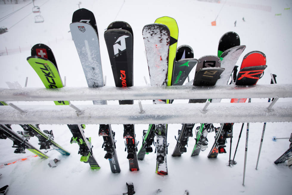 MYE FINT: Dette er noen av forrige sesongs racingski som kan være rikelige på bruktmarkedet i høst. Foto: Tore Meirik brukte ski