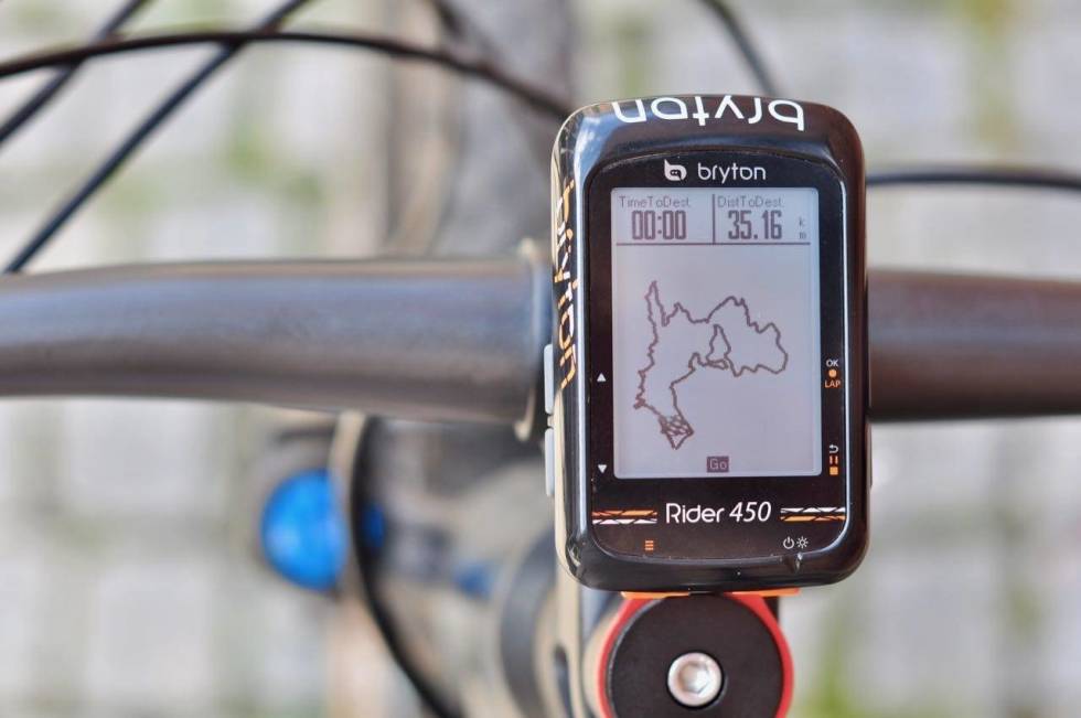 NAVIGASJON: Med GPS-computer på styret kan du finne nye stier og se hvor du har syklet. Foto: Øyvind Aas/Terrengsykkel Bryton GPS