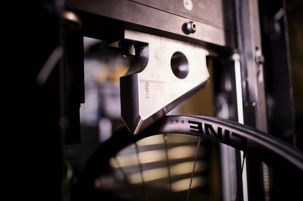 BRUTAL TEST: Hjulene er testet ved å slippe en skarp metall-ambolt ned på felgene. Bontrager Line 30 hjul