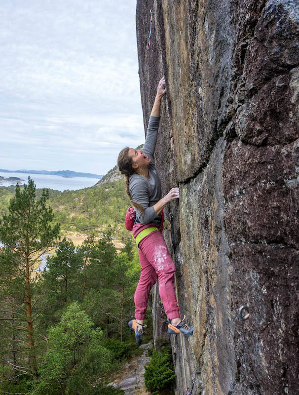 BERSAGEL: Therese Johansen på Atom Vinter (9/9+) på Bersagel. Foto: Jostein Øygarden buldreinfo_brattelinjer_21726
