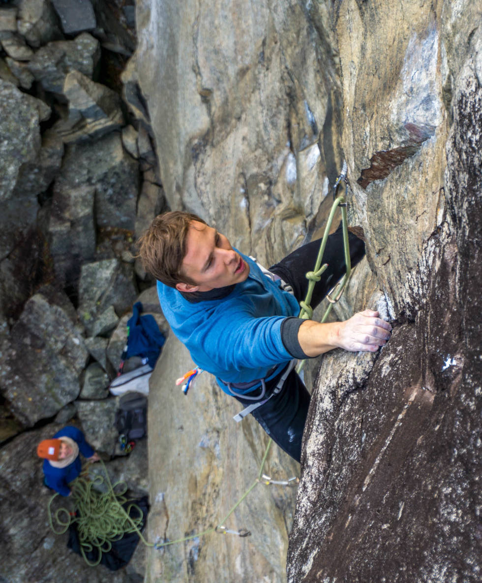OLTEDAL: Matis Vaht på Mephisto (8/8+) i hovedveggen på Oltedal. Foto: Jostein Øygarden buldreinfo_brattelinjer_22290